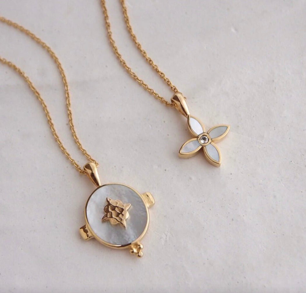 Oval Necklace with mother of pearl - 18kt yellow gold Necklaces Murkani Jewellery